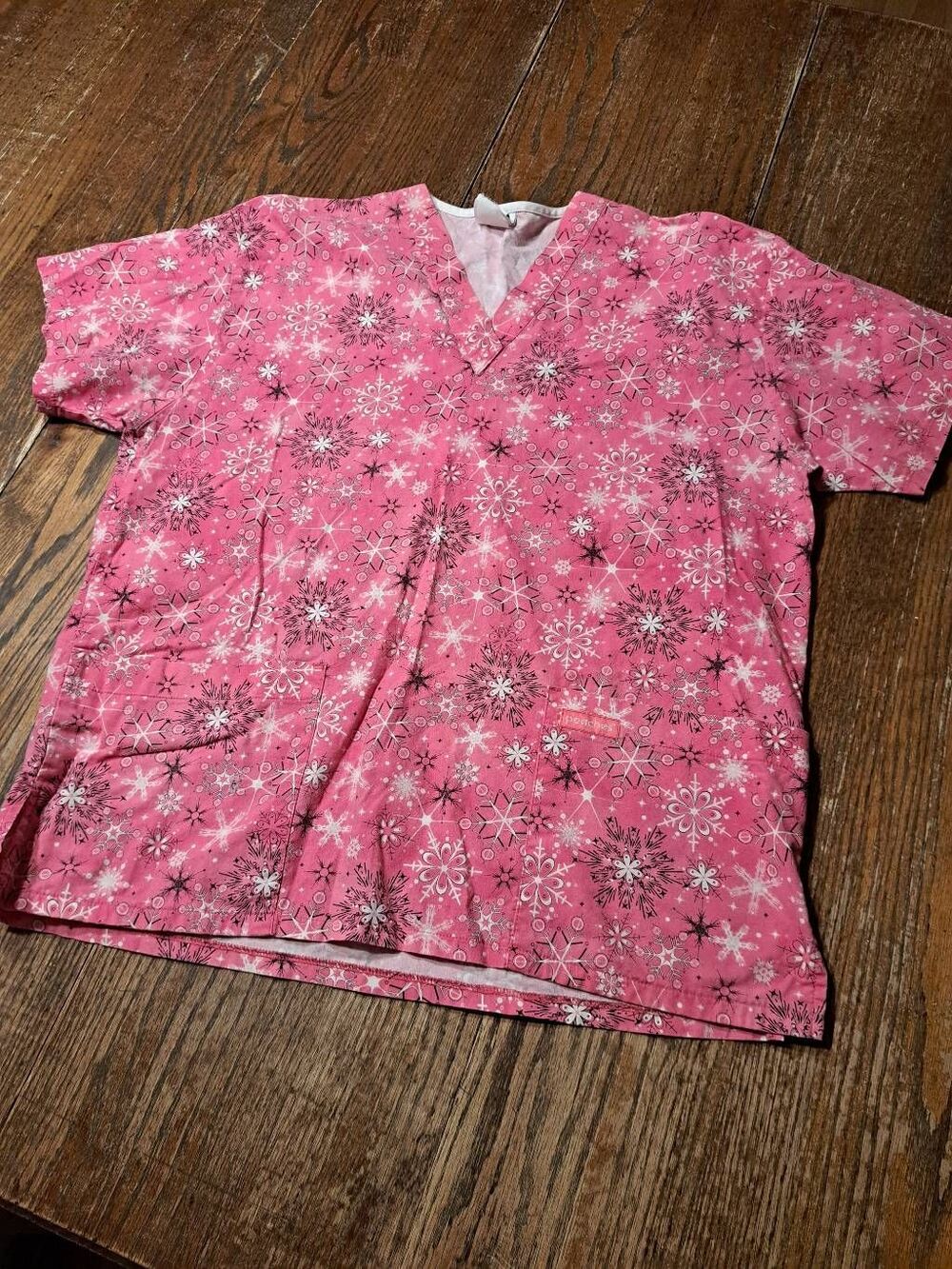 Peaches Scrubs Scrub Top Shirt Pink Snowflake V-Neck Med Pockets Winter Nursing